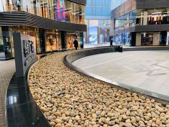 华贸广场-"快看胡歌的海报,哈哈哈,老帅了.阿玛尼的."-大众点评移动版