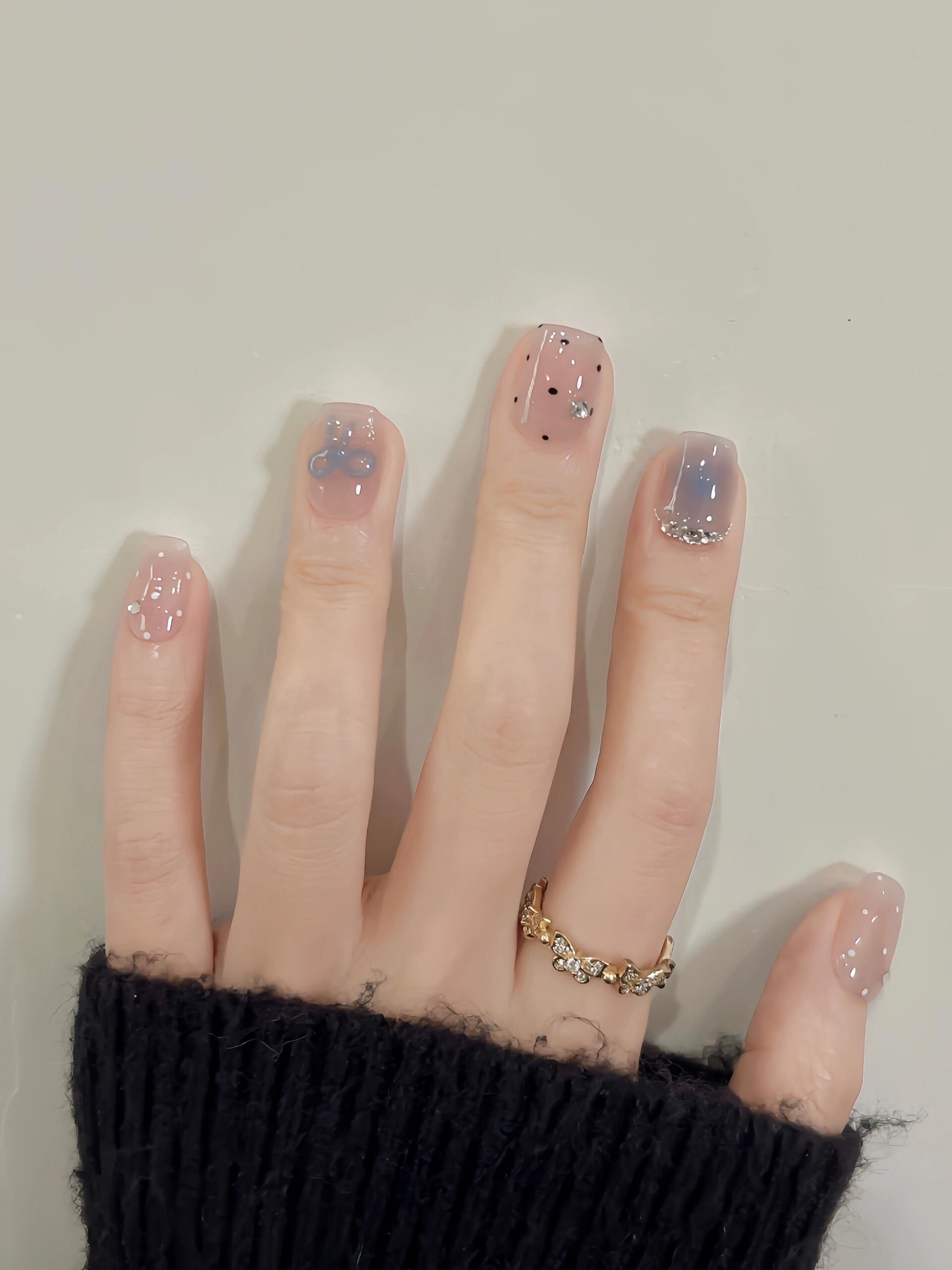 活泼美甲波点手绘小短甲