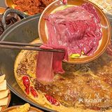 嬢嬢现场炒制锅底，纯牛油辣椒花椒，加上醪糟煮出来