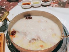 -洪氏嗨捞·广东猪肚鸡·椰子鸡火锅(西咸万象城店)