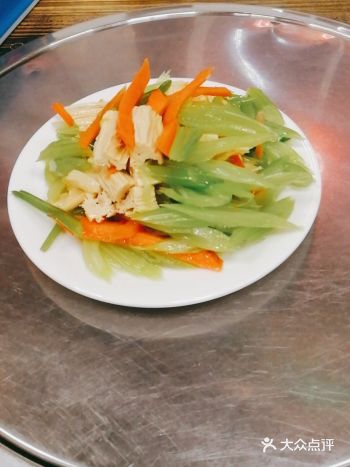 白帽子可真是够火，晚上八点多进去的，店里十多张桌子竟