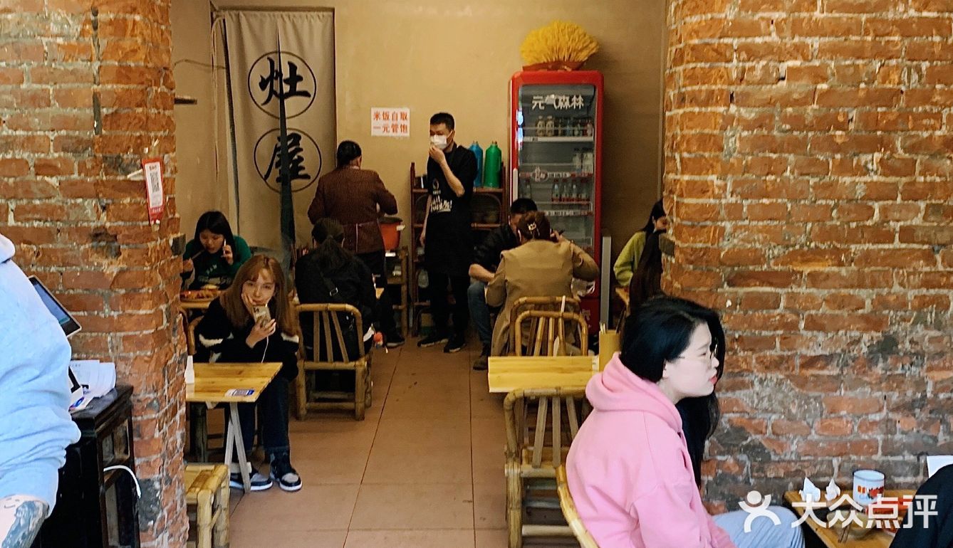 藏在大树背后的麻辣烫