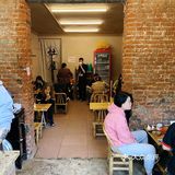 藏在大树背后的麻辣烫