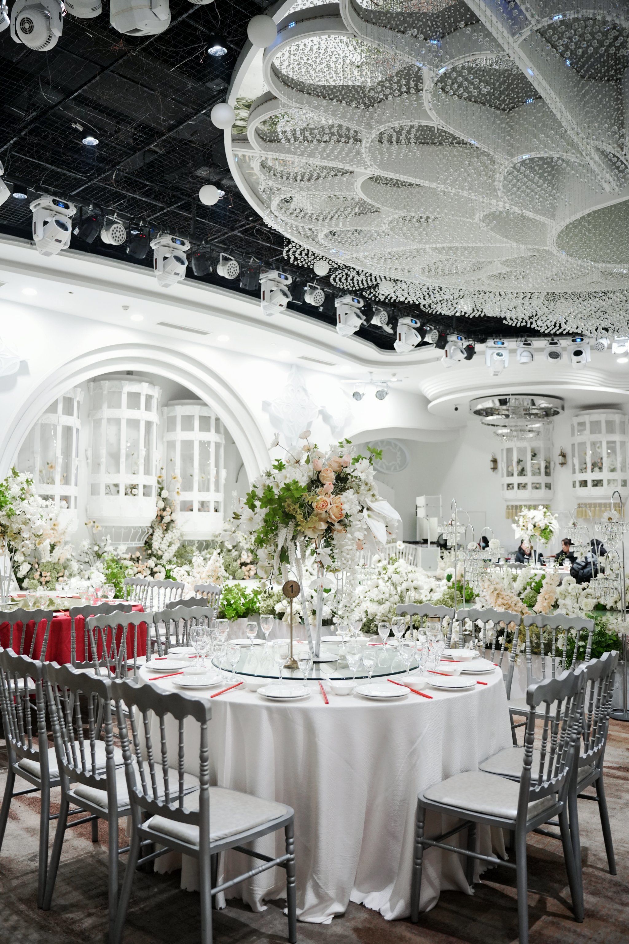 原因如下:
第一,九华饭店也算南京知名的老酒店,位置太好了地铁口