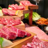 谁说餐饮寒冬没好店❓❗阶梯日式烤肉来破局！