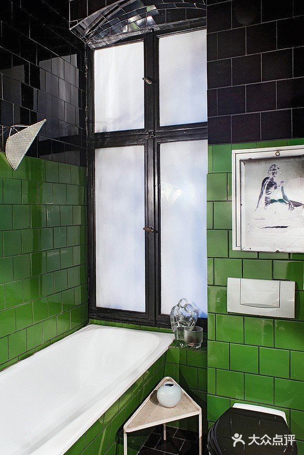 这所公寓自信沉着，性感神秘是这个家的特点，在整个暗色