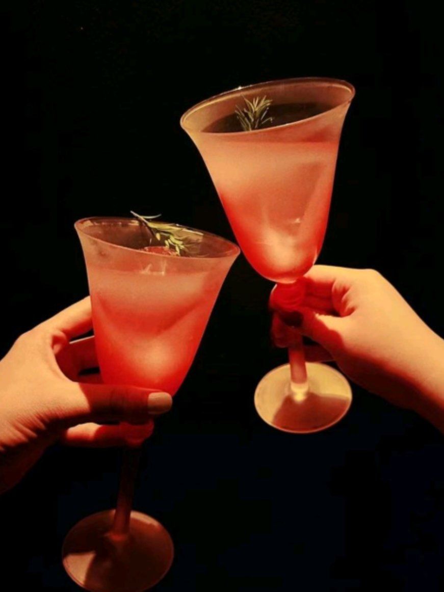 今晚只关心音乐和酒,来吧一起干杯