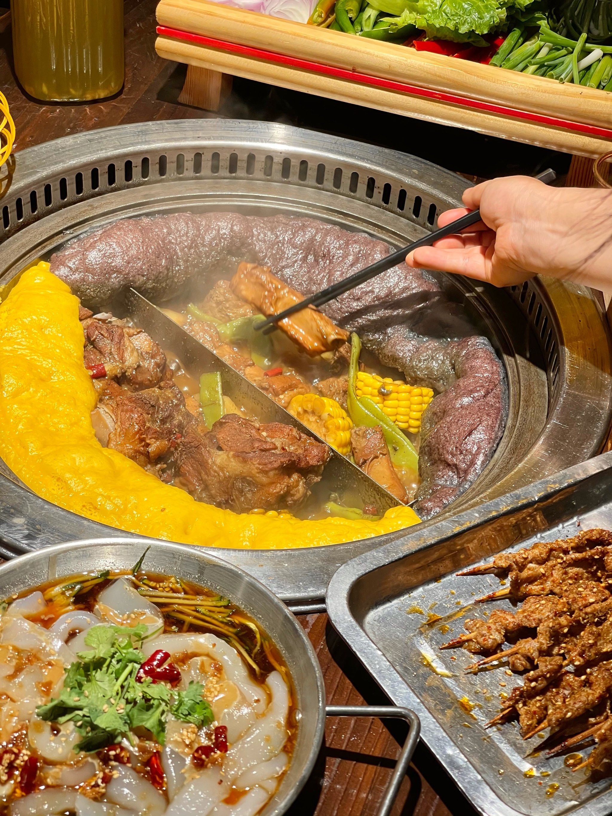 饱汤汁超好吃 很顶饱
羊蝎子上的肉也很多 软软的 降温就是要吃羊肉