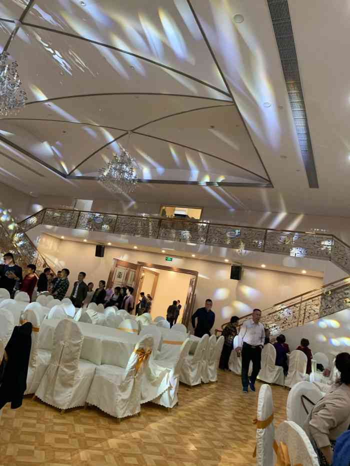 五星婚礼会所-"亲戚在这庆祝孩子100天,环境一般,停车.