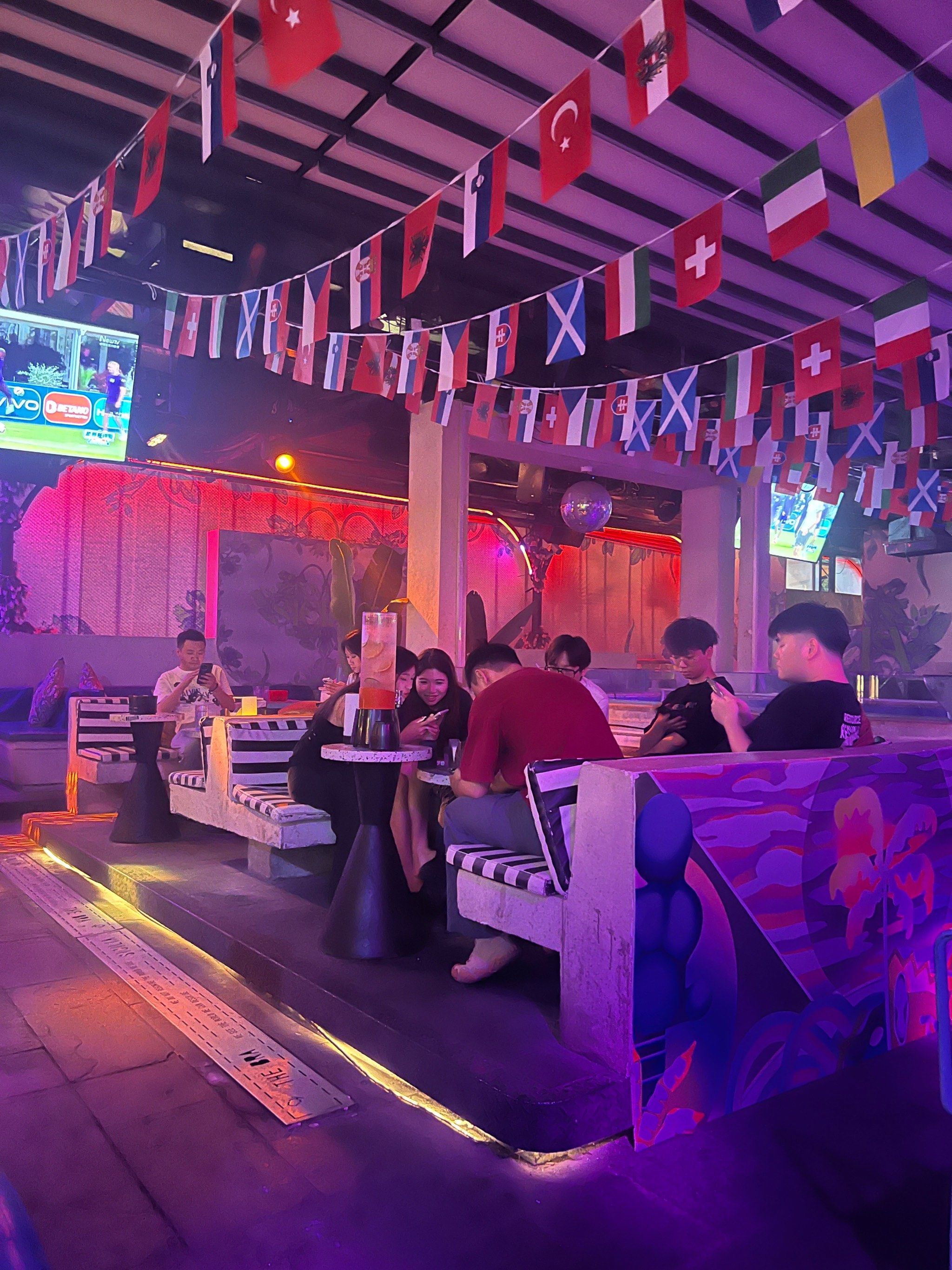 里面的酒吧有很多,但这家西西里氛围特别的好