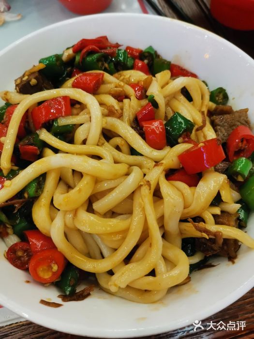 杨小涛跷脚牛肉面(李家村店)双椒火爆牛魔王拌面图片