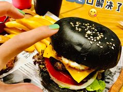 特色牛肉芝士汉堡-LO CALCOW卡路力轻食主义餐厅(陆家嘴店)