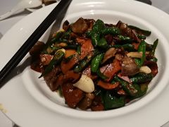 牛肝菌炒花猪肉-院里寻菜·精致庭院菜(观沙岭店)