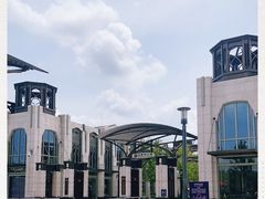 -奕欧来上海购物村停车场