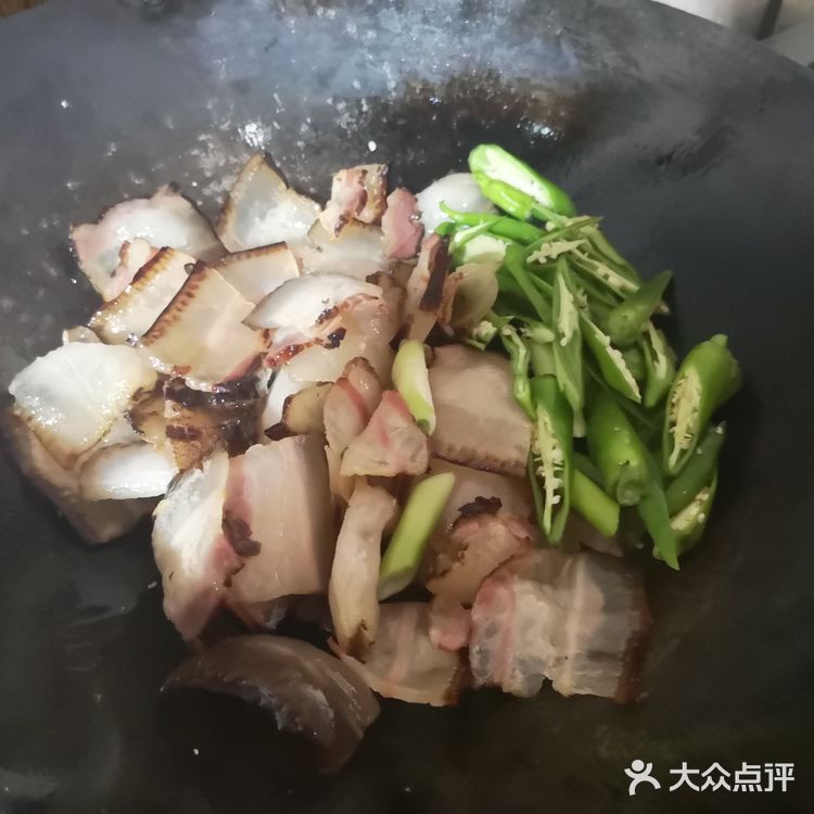 家有小厨娘—土味尖椒炒腊肉
