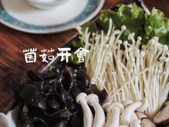 -毛辣果·贵州红酸汤牛肉火锅(西单店)