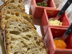 三种酱配酸面包-Mesa Madre梅萨妈妈·Bintana(国贸店)