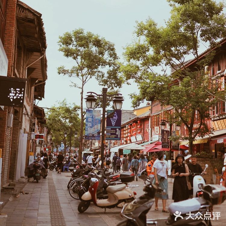 走进昆明老街，感受老城韵味。
