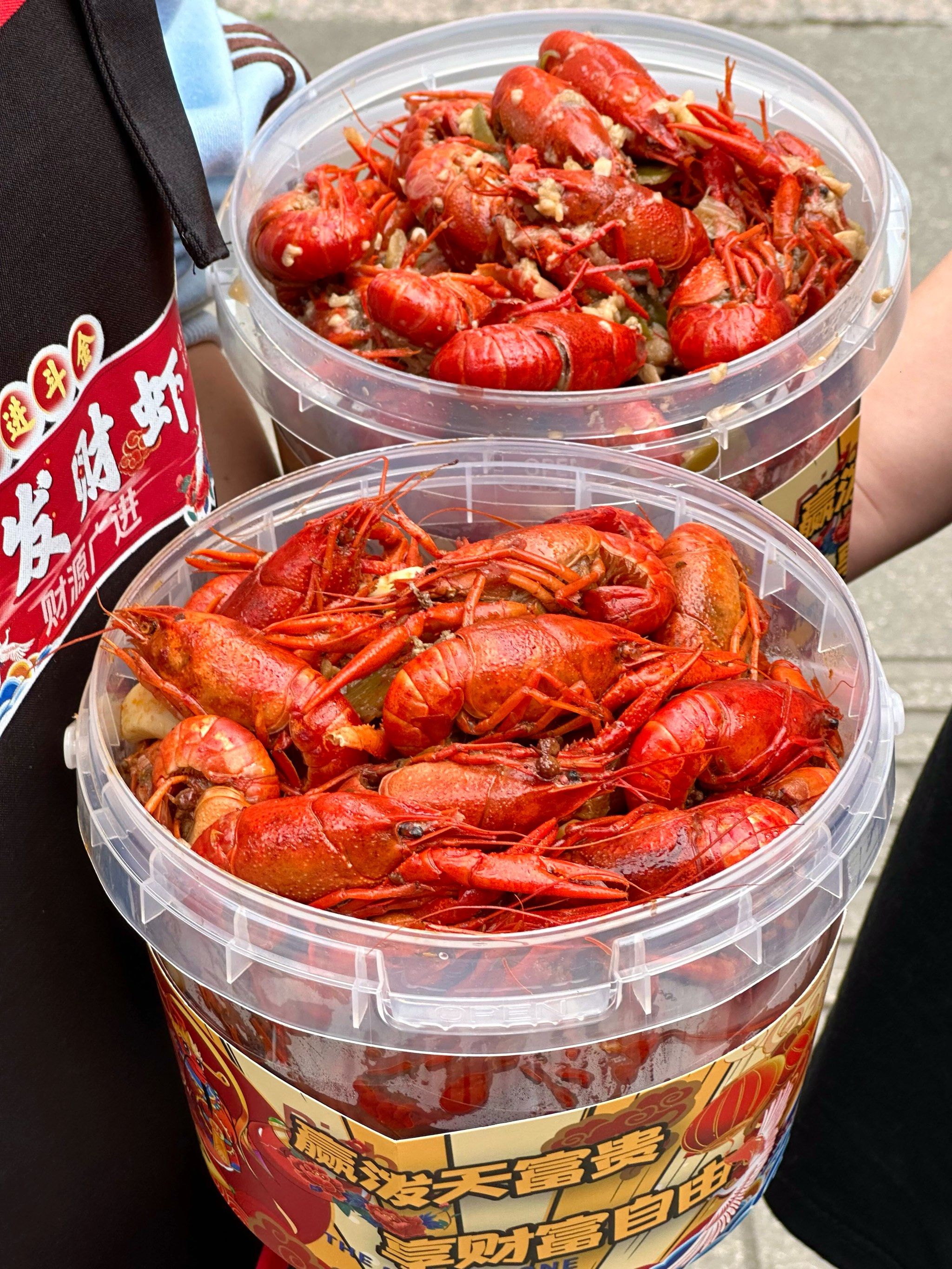 在贵阳!小龙虾越吃越爽🦞打包两大桶带回家