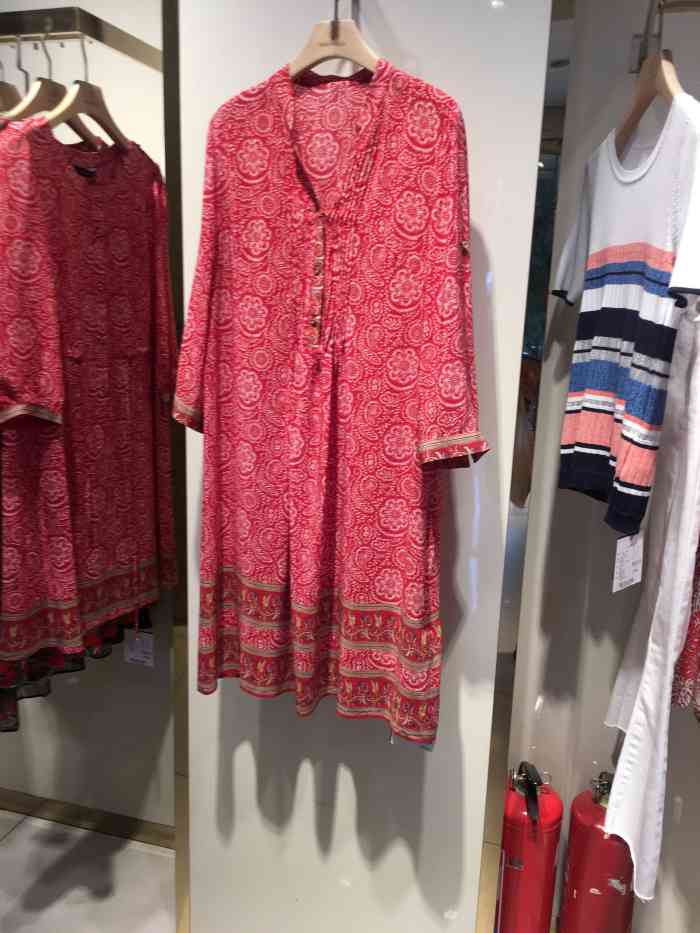 法米拉女装-"这个服装店,在汽车总站的对面.它的地理位.