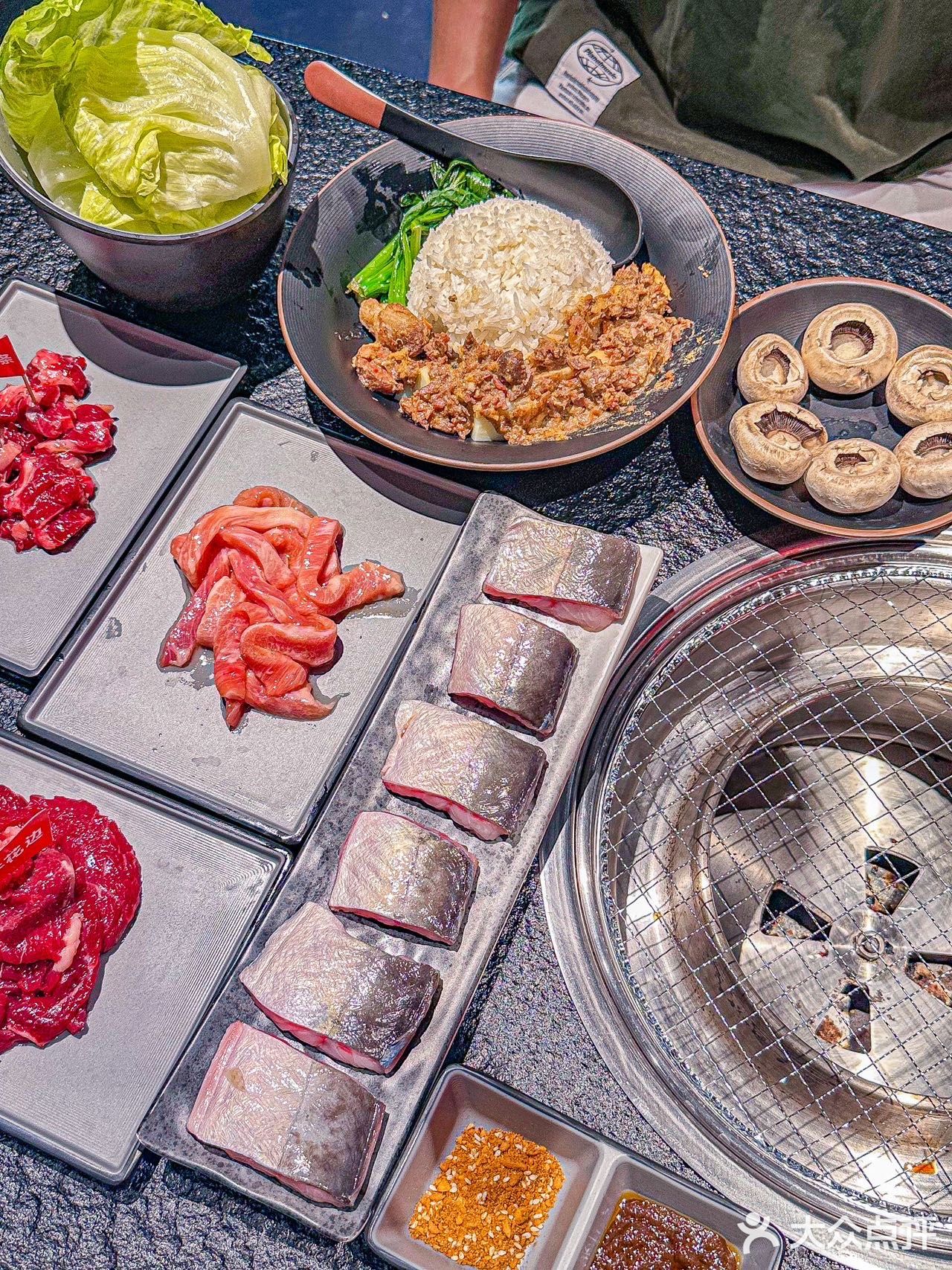 新鲜现切的嫩牛肉现烤真的巨巨巨香❗