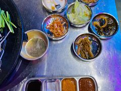 多种韩式小菜-豚豚家돈돈가韩国锅盖烤肉(新北万达店)
