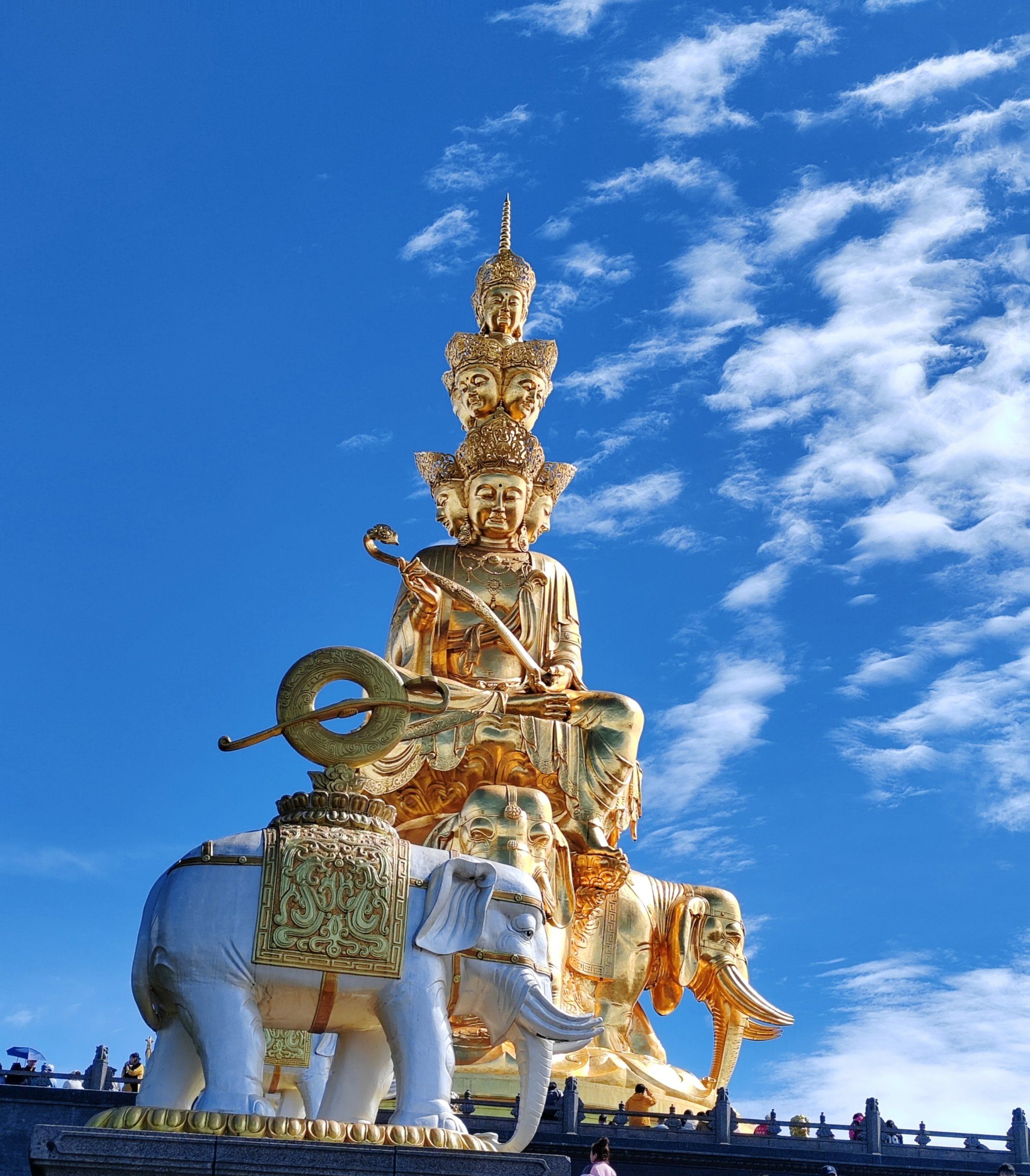 峨眉金顶美上云端