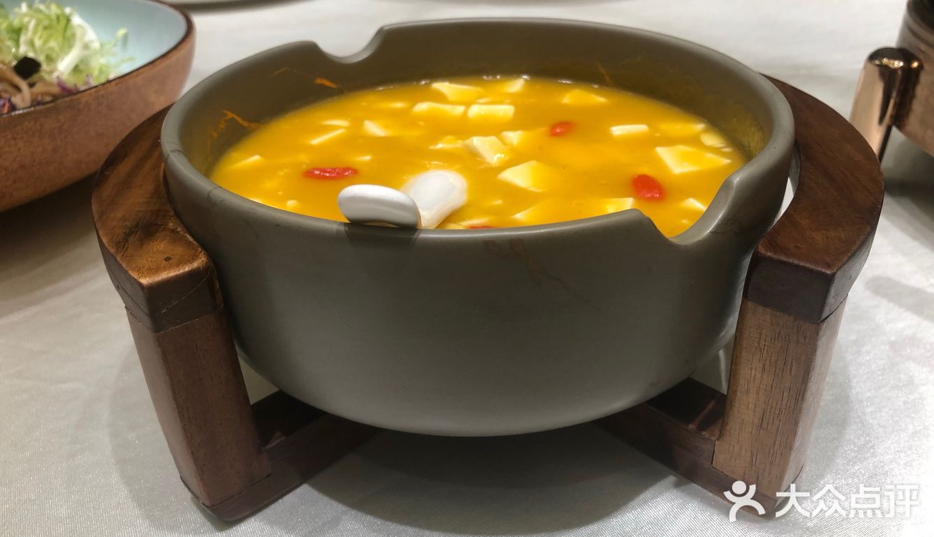 我们拿手机拍菜，工作人员不让拍