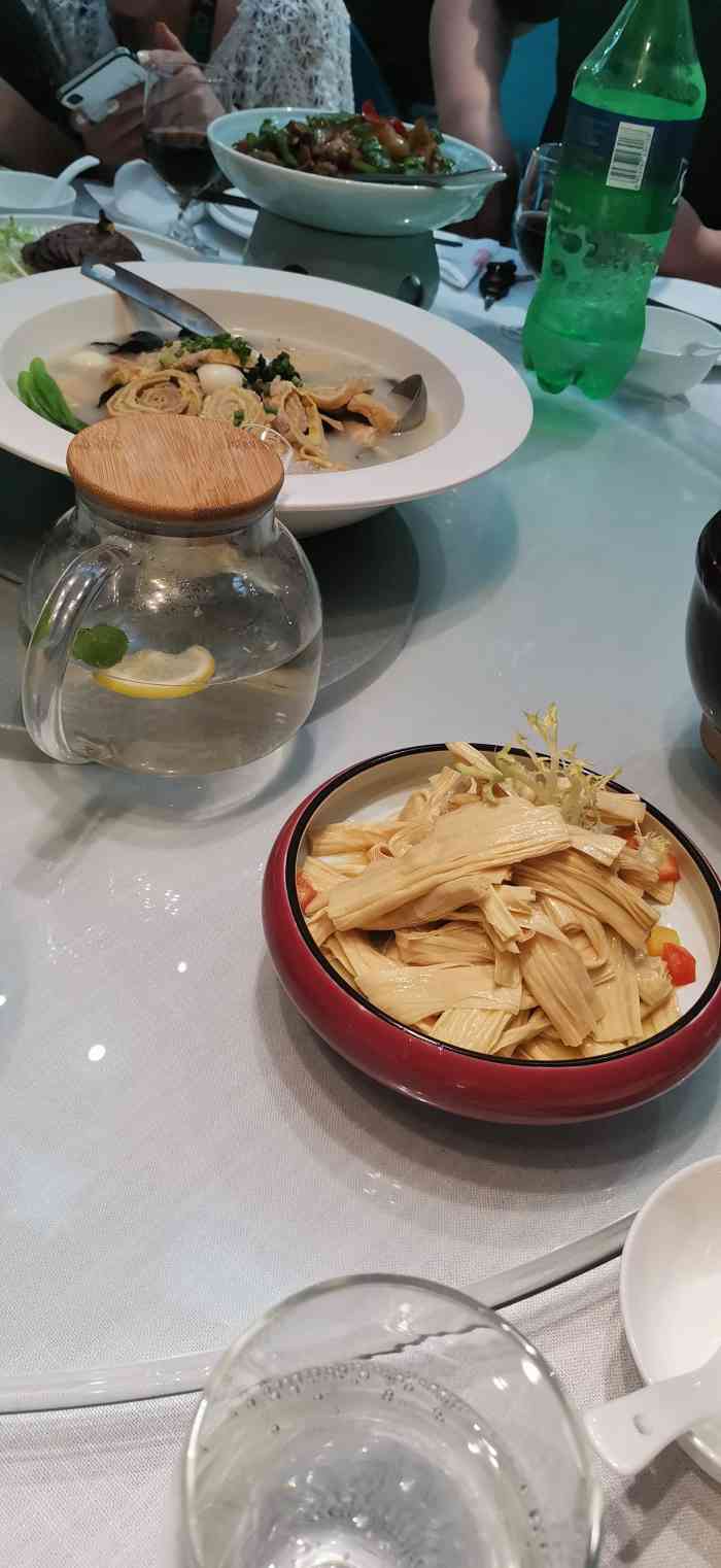 蜀辣骄乐山钵钵鸡早点快餐(望京保利店"川菜比较正宗 还挺辣 人也不