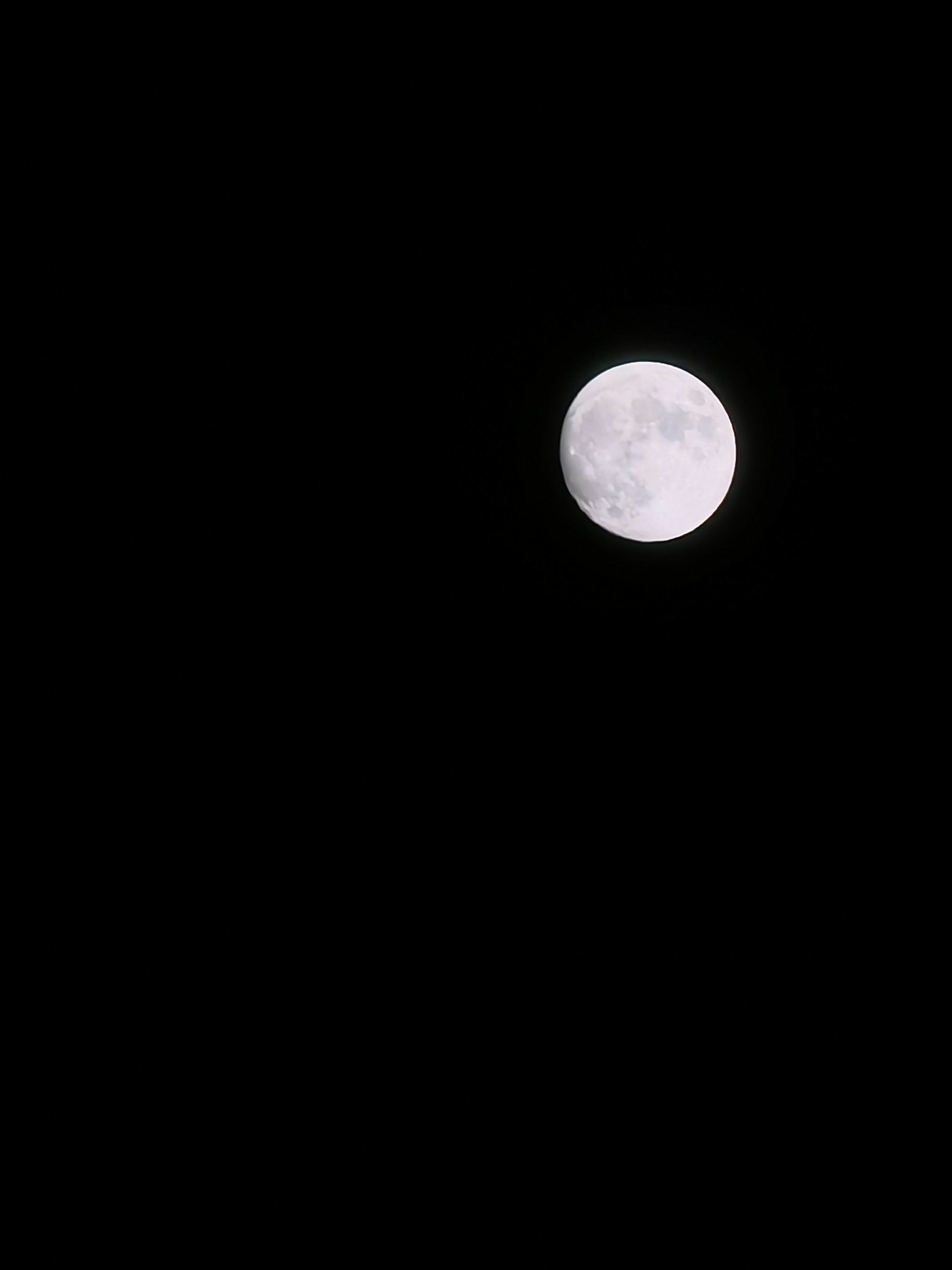 夜空下的月亮
