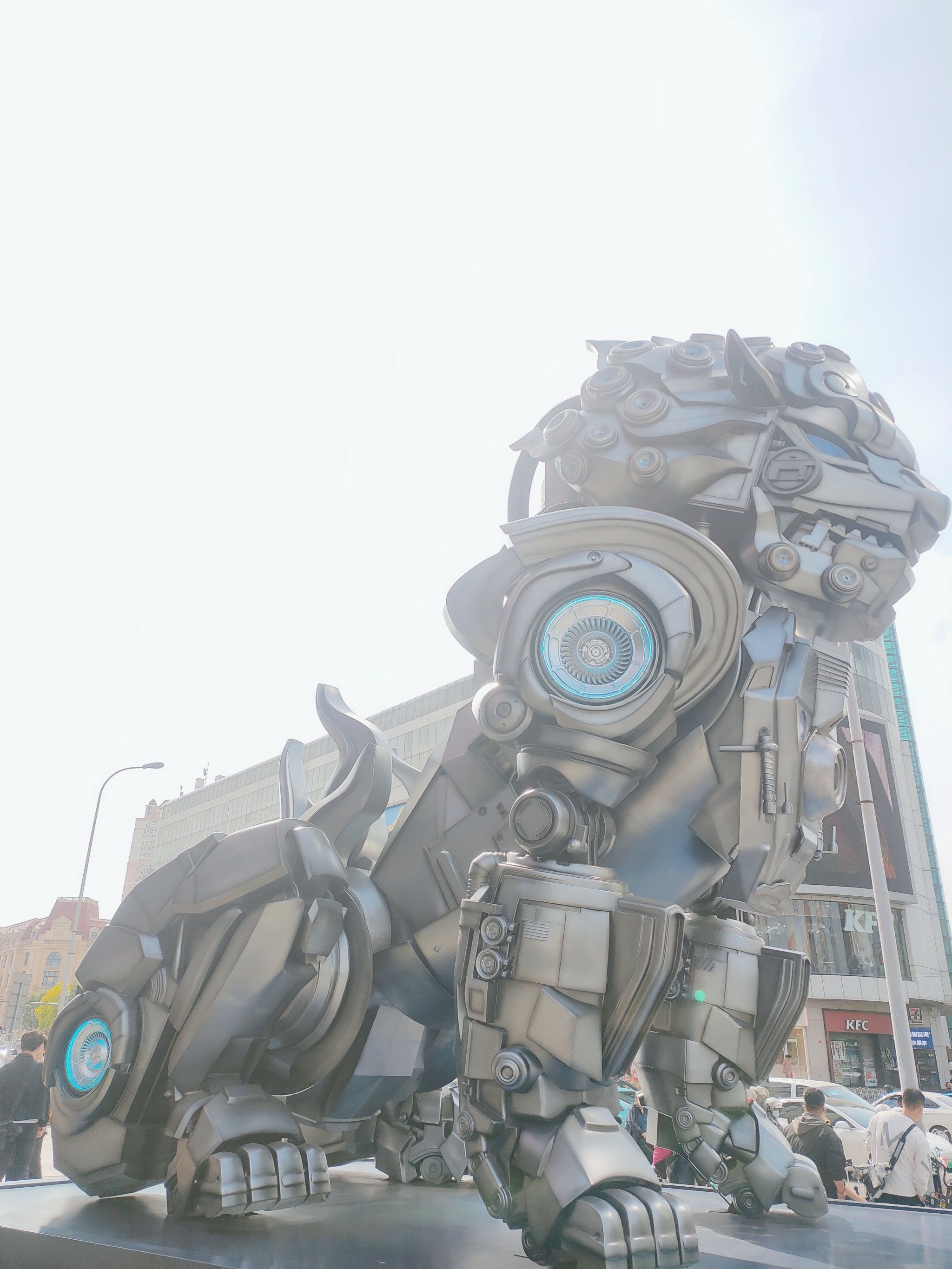 和平大悦城门口的机甲狮