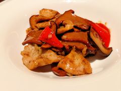 牛肝菌爆炒雪花猪颈-庐灶江南·江南菜·四合院Bistro(东直门雍和宫·原华侨宾馆店)
