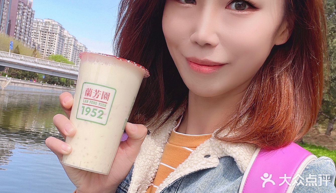 天气渐暖 喝一杯兰芳园的冰奶茶吧