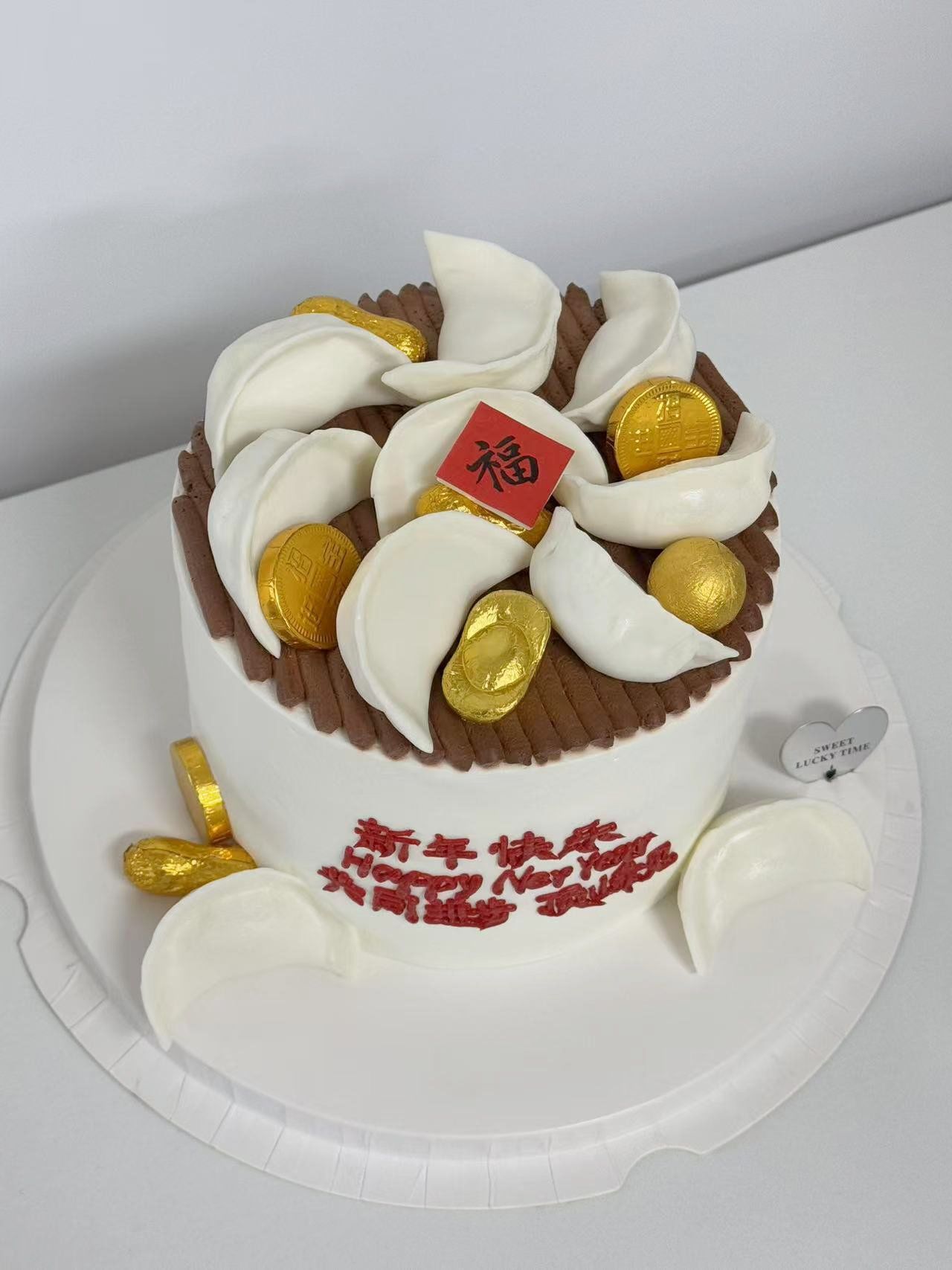 新鲜出炉的除夕夜饺子蛋糕