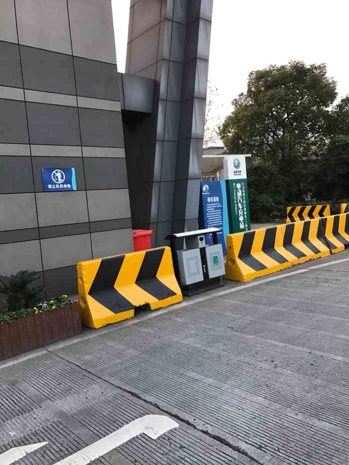 朱桥服务区-停车场-"朱桥服务区,堵在路上,来补点能量 96.