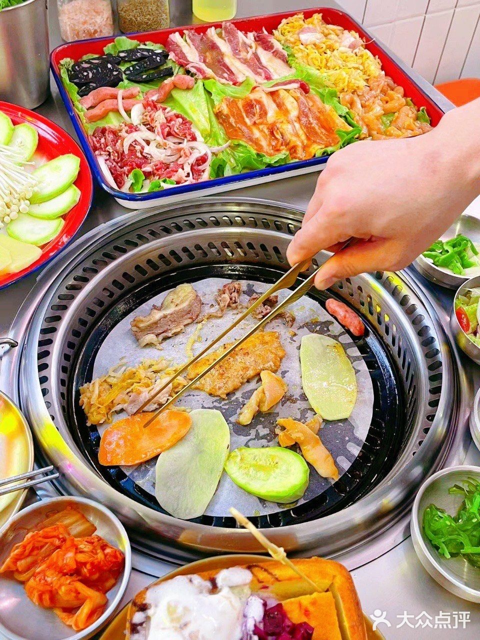 超好吃的果木碳火烤肉🥩，里头坐