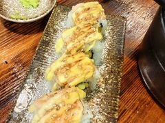 三文鱼芒果牛油果寿司卷-平川日本料理