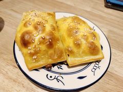 新疆羊肉烤包子-秦䩊会·陕西biangbiang面(畹町路店)