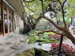 -Chom Cafe and Restaurant