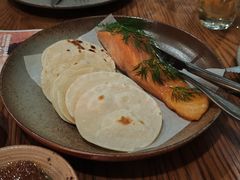 烟熏三文鱼配烤饺子皮和芥末籽酱-BOR Eatery(安福路店)