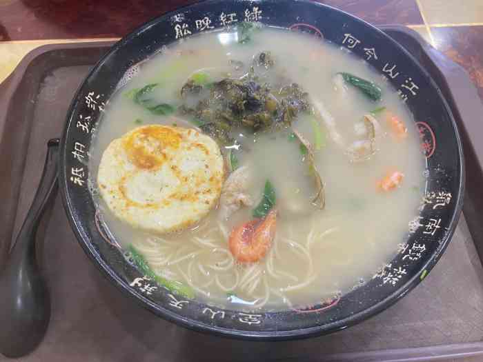 沈家门海鲜面-"晚上路过,大众点评团购了了份鲜虾熏鱼面,.