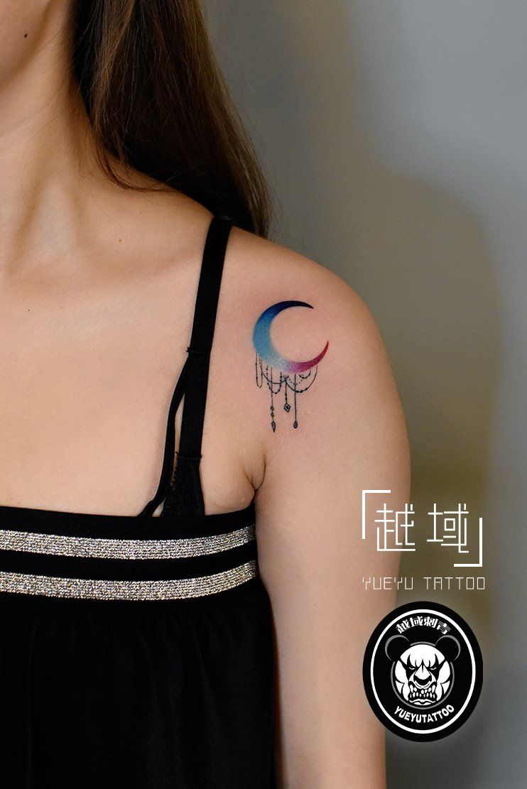 肩膀月亮纹身图案