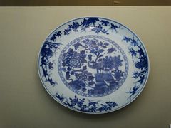清康雍年间·青花孔雀牡丹图盘-嘉定博物馆