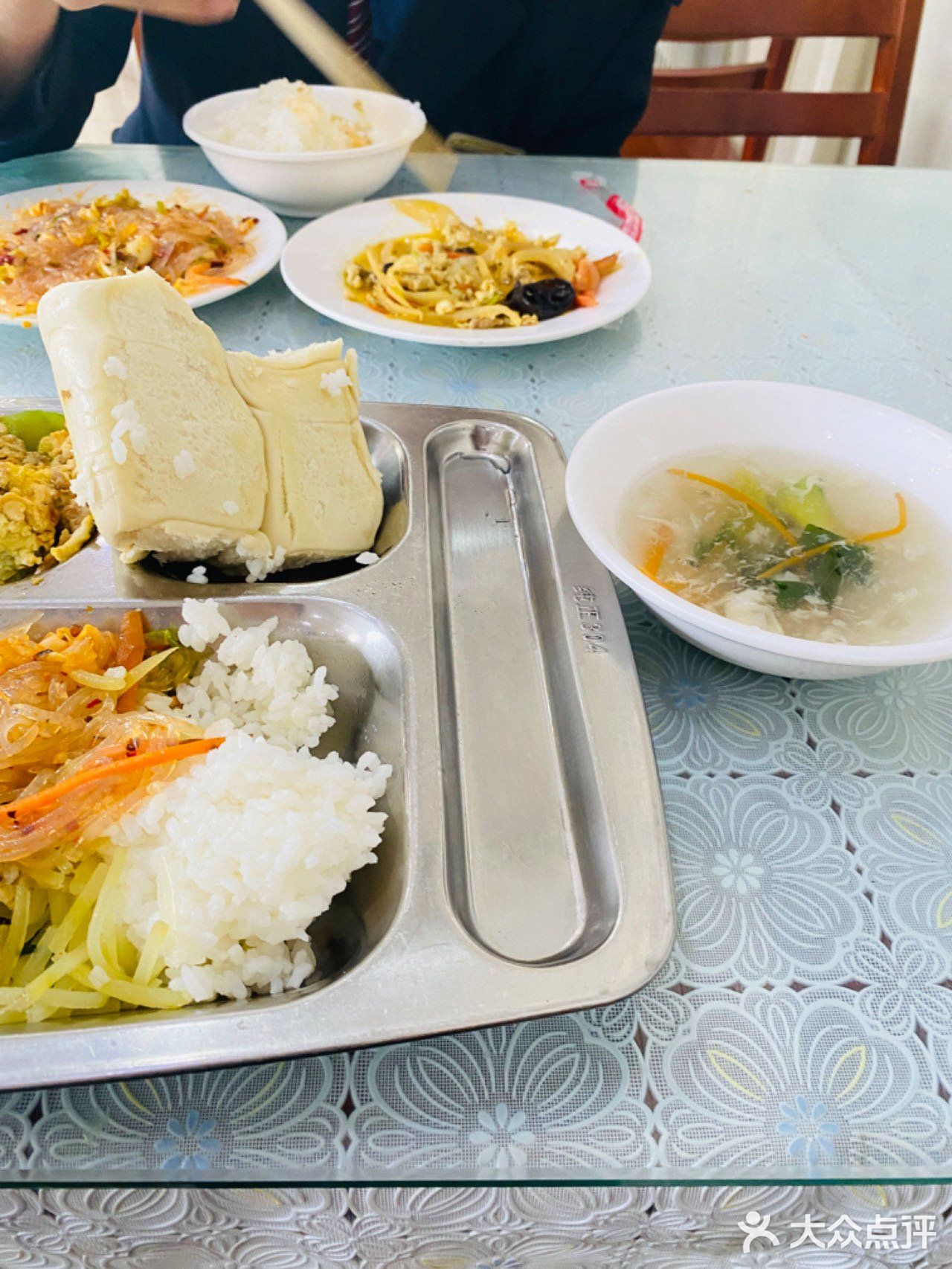 晒一下我们单位食堂的工作餐