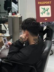 -一家只做男发烫染的店