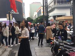 排队购买的人们-鲍师傅糕点(春熙路店)