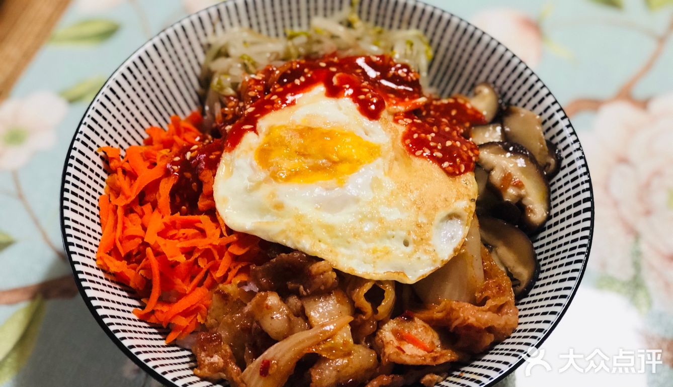 碗里装上米饭，把煮好的食材放进去，中间放上个煎蛋