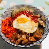 碗里装上米饭，把煮好的食材放进去，中间放上个煎蛋