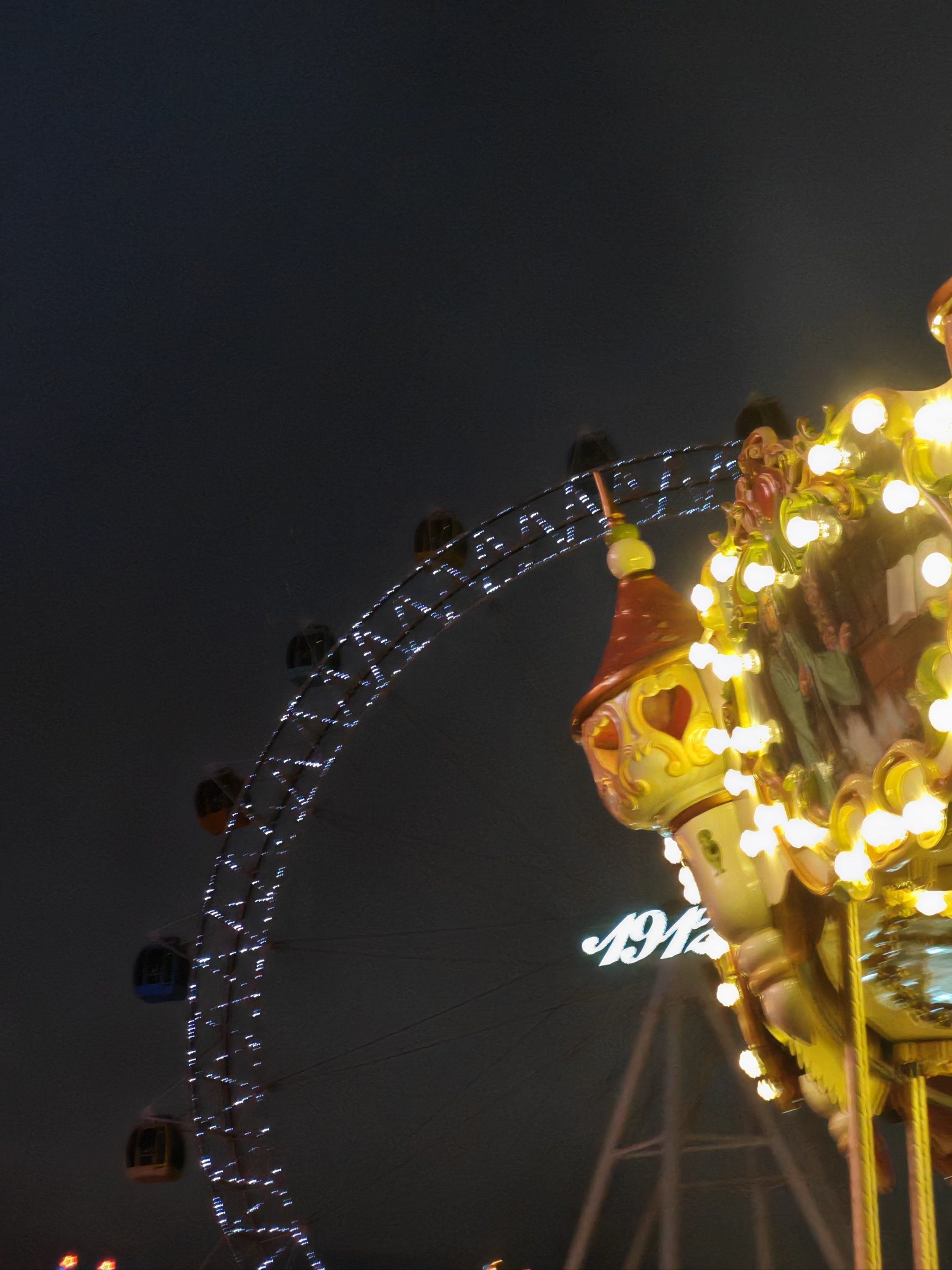 这个街区超棒!夜晚的摩天轮五彩斑斓,光影