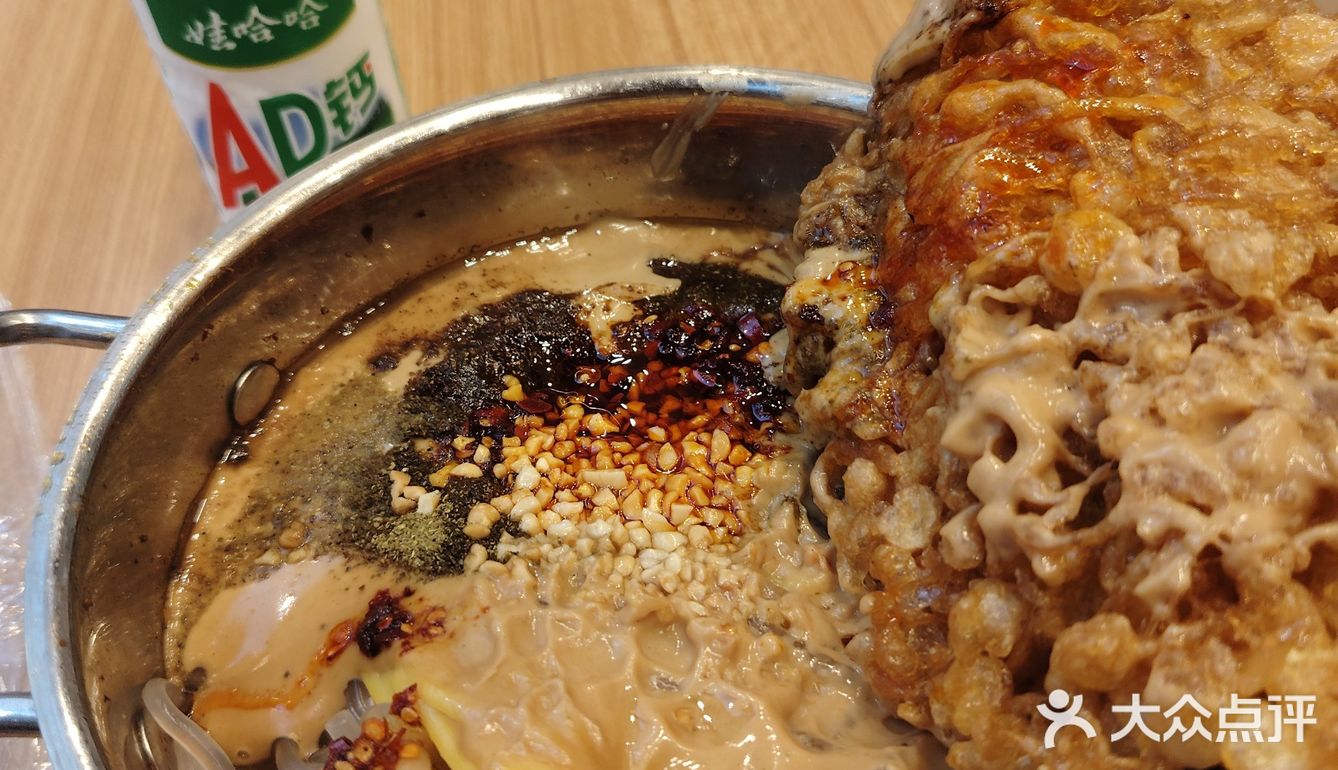 有三个套餐可选，选了两份面的，好大一份